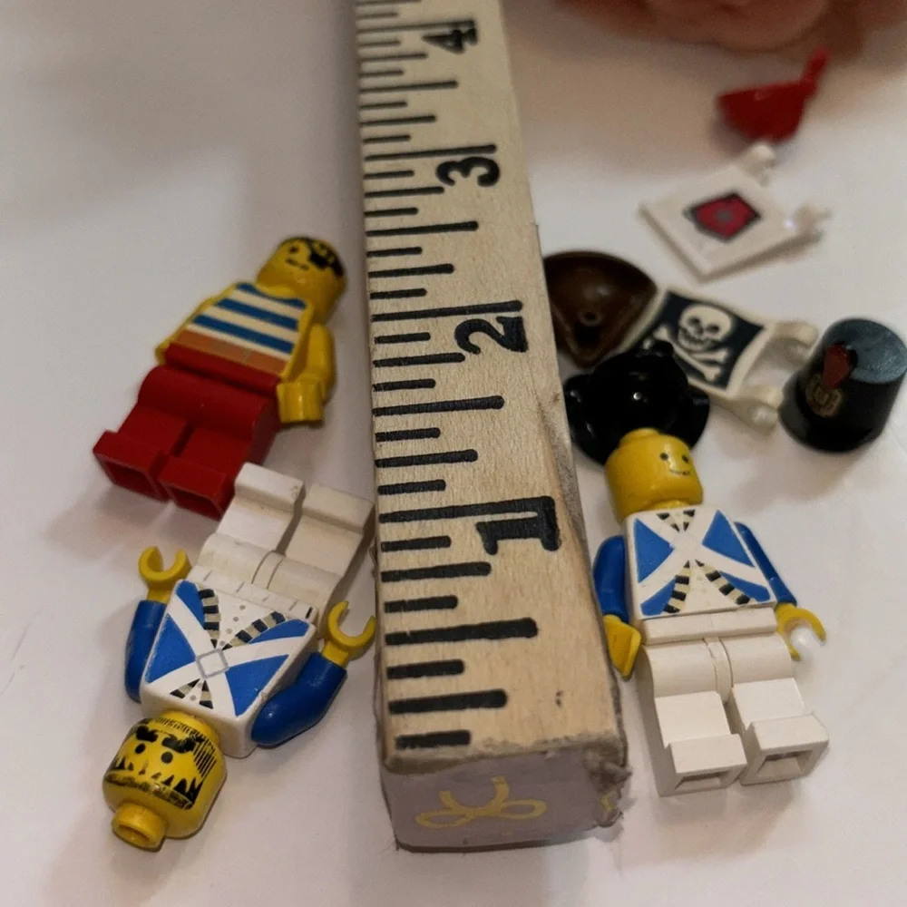 Lego Imperial Soldier 1980s VTG Blue coat soldiers and Pirate and accessories